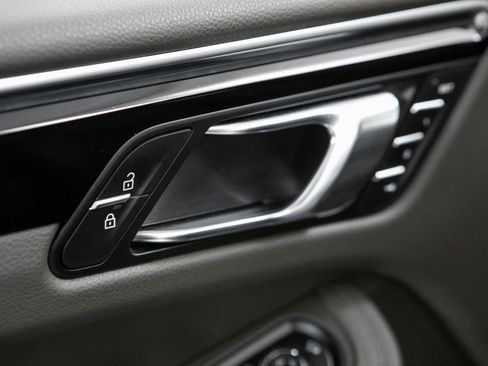 Certified 2023 Porsche Macan AWD/4WD image 25