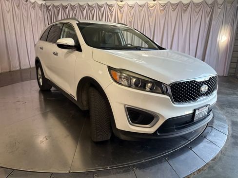 Used 2017 Kia Sorento AWD w/ LX V6 Convenience Package image 3
