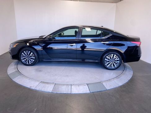 Used 2025 Nissan Altima 2.5 SV FWD image 2