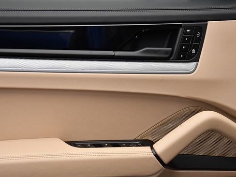 Used 2025 Porsche Cayenne S image 35