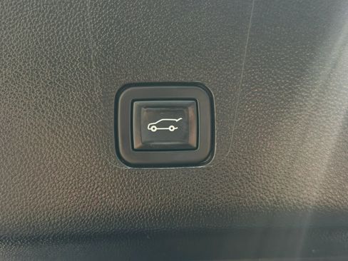 Used 2020 Chevrolet Traverse Premier image 17