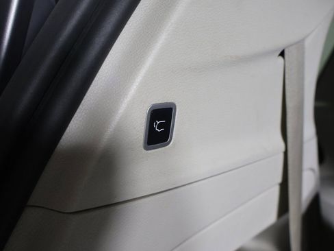 Used 2023 Chrysler Pacifica Touring-L image 19