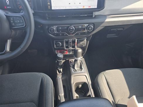 Used 2024 Jeep Wrangler Willys image 17