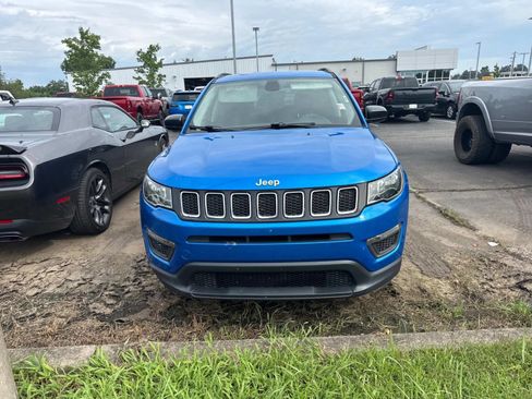 Used 2018 Jeep Compass Sport w/ Tech Group FWD image 3