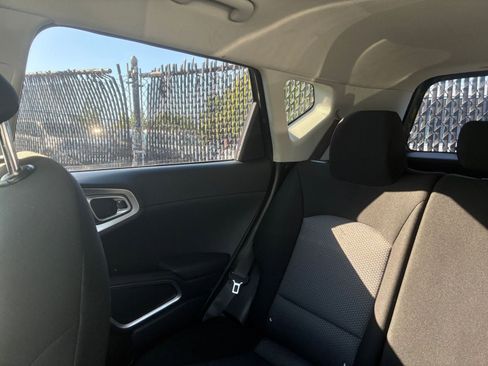 Used 2025 Kia Soul LX w/ LX Technology Package FWD image 34