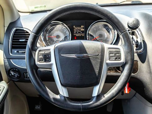 Used 2016 Chrysler Town & Country Touring FWD image 12