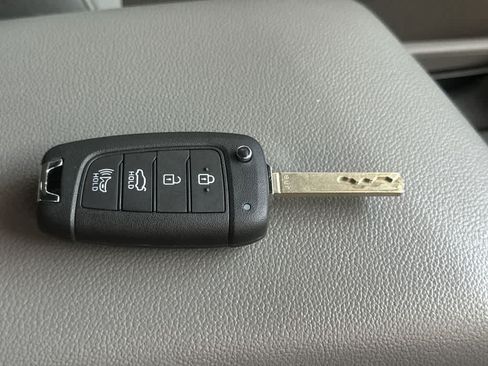 Used 2025 Hyundai Elantra SE FWD image 28