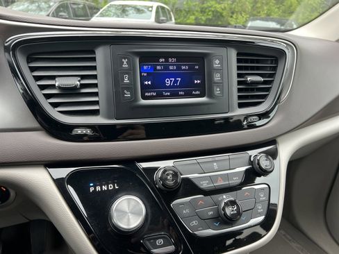 Used 2017 Chrysler Pacifica LX FWD image 10