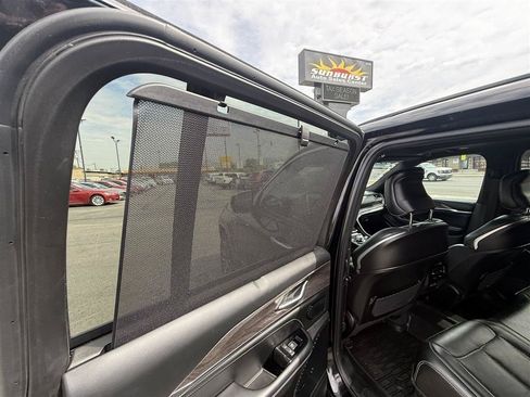 Used 2023 Jeep Grand Cherokee Overland w/ Luxury Tech Group IV AWD/4WD image 18