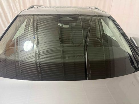 Certified 2025 Volkswagen Tiguan SE w/ Panoramic Sunroof Package image 14