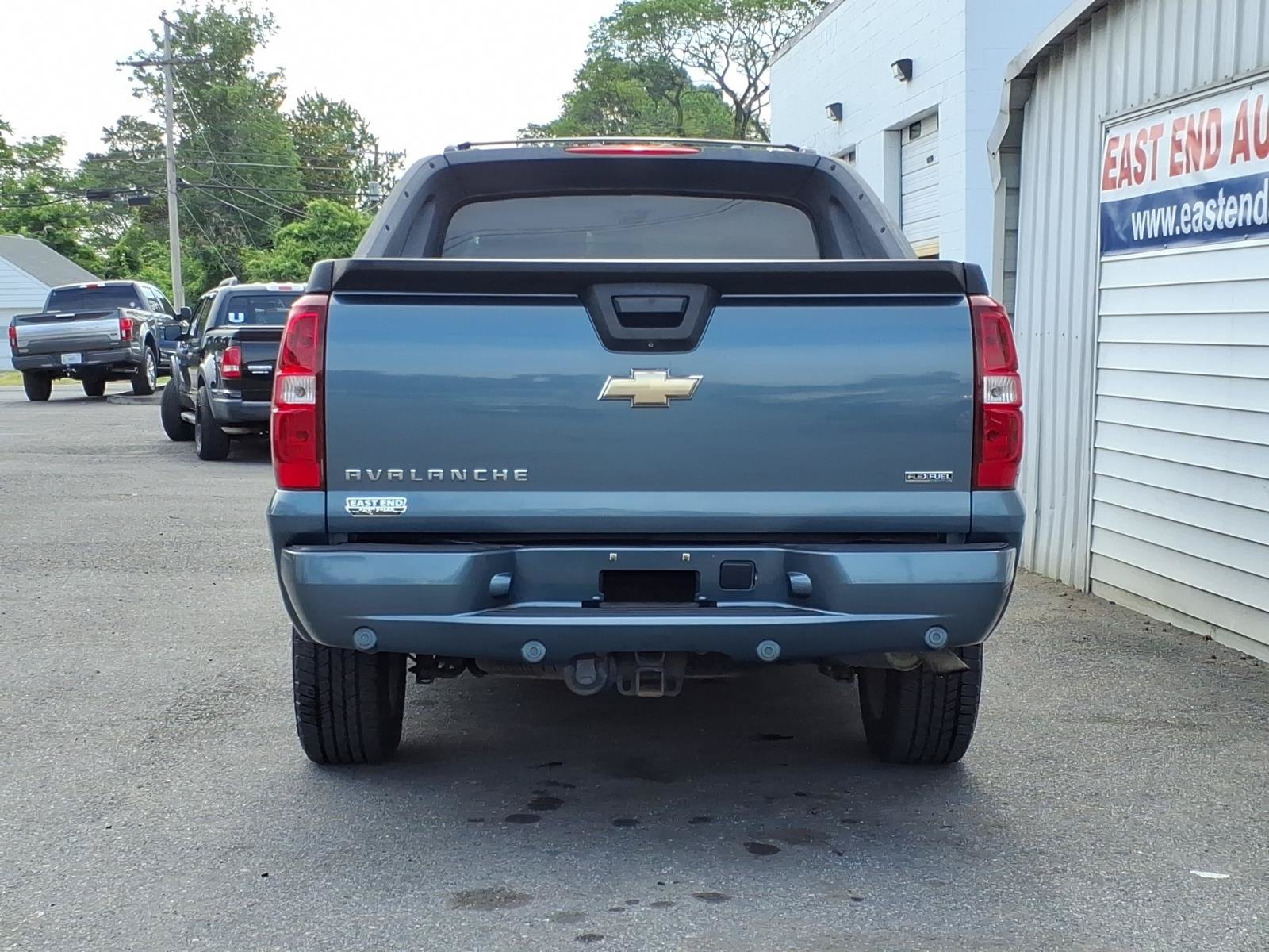 Used 2009 Chevrolet Avalanche LT w/ Convenience Package #1 RWD image 4