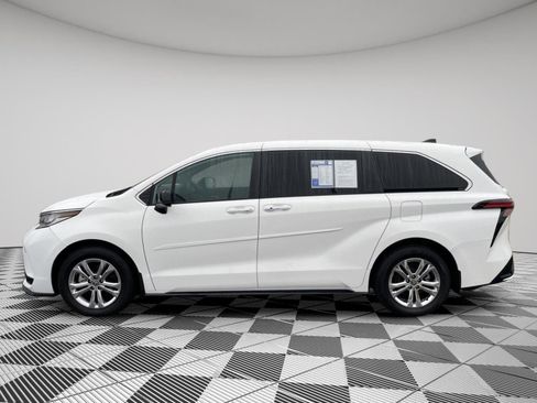 Used 2023 Toyota Sienna XSE image 4