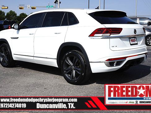 Used 2021 Volkswagen Atlas Cross Sport SE w/ Panoramic Sunroof Package FWD image 3
