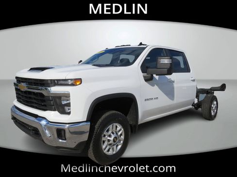 Used 2025 Chevrolet Silverado 2500 LT w/ Convenience Package AWD/4WD image 3