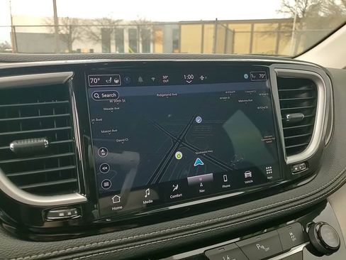 Used 2024 Chrysler Pacifica Limited FWD image 24