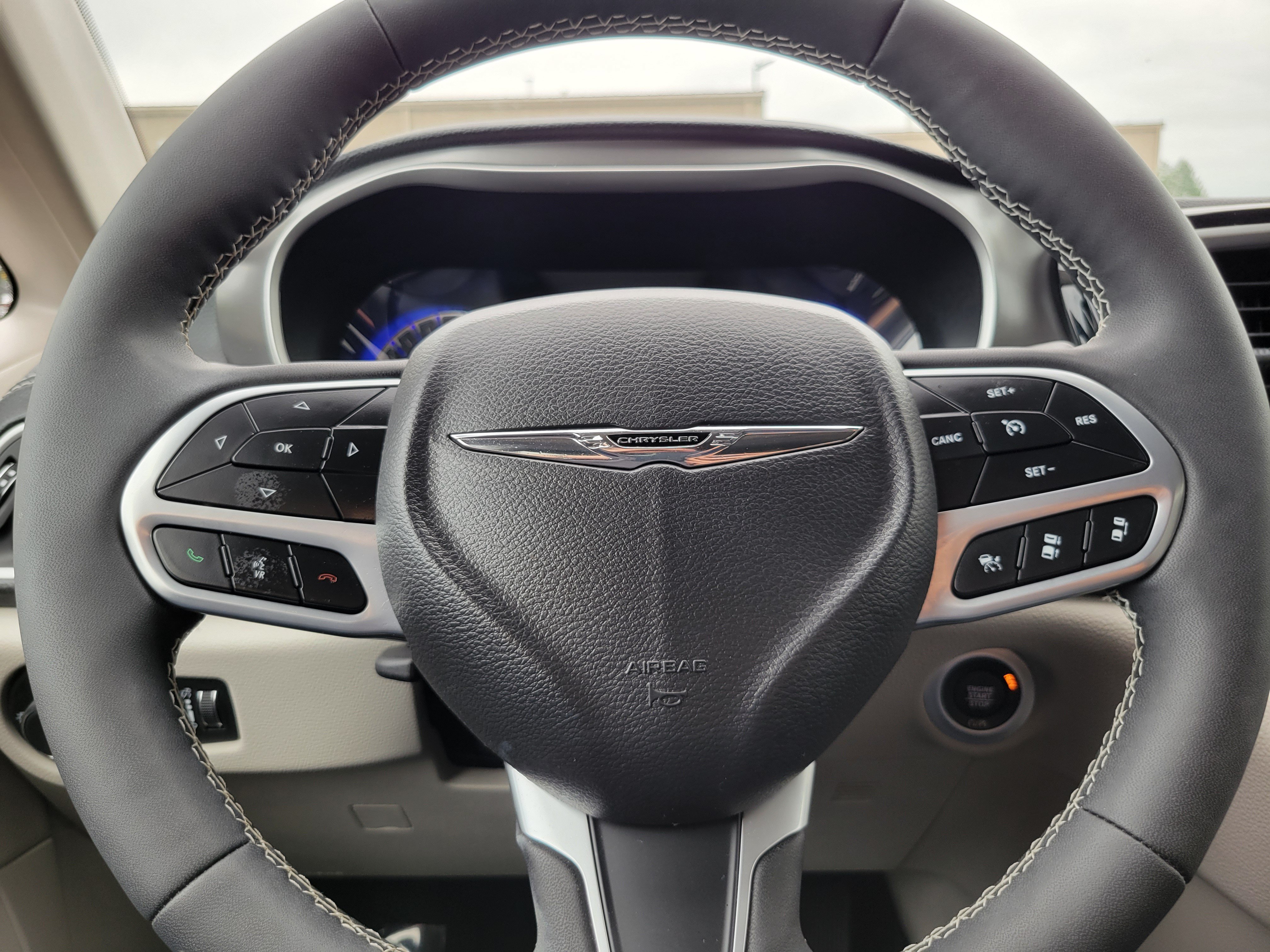 Used 2024 Chrysler Pacifica Touring-L FWD image 10