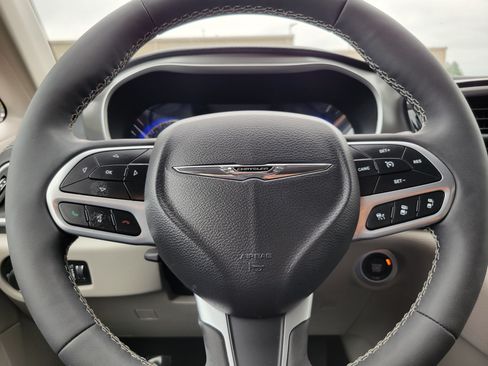 Used 2024 Chrysler Pacifica Touring-L FWD image 10