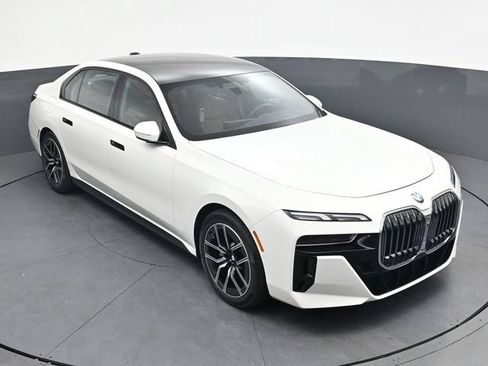 Used 2024 BMW 740i xDrive AWD/4WD image 21