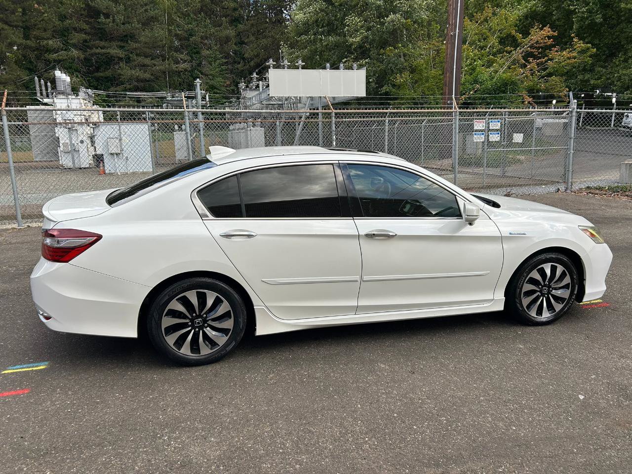 Used 2017 Honda Accord Touring image 4