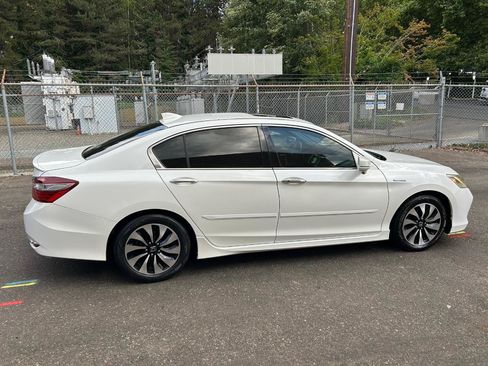 Used 2017 Honda Accord Touring image 4