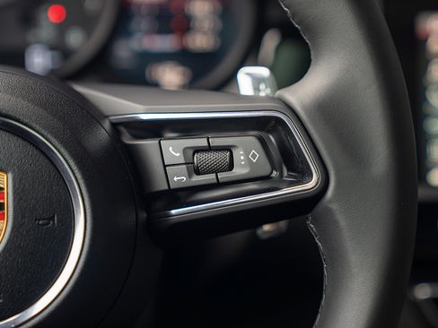 Certified 2025 Porsche Macan AWD/4WD image 8