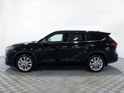 Used 2023 Toyota Highlander Limited image 3