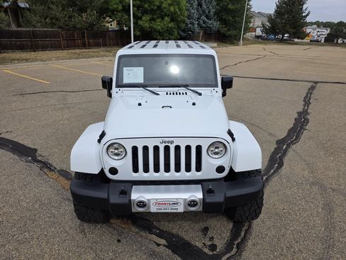 Used 2015 Jeep Wrangler Unlimited Sahara w/ Connectivity Group AWD/4WD image 12