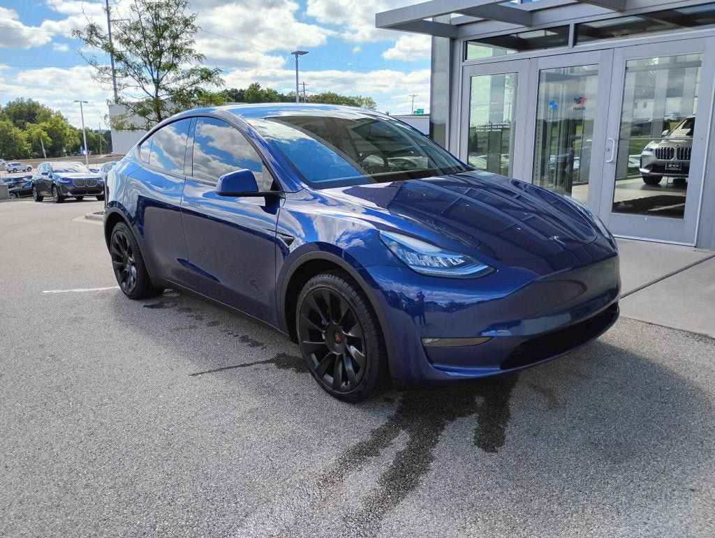 Used 2022 Tesla Model Y Long Range AWD/4WD image 1