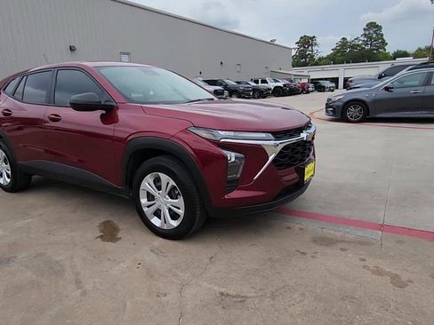Certified 2025 Chevrolet Trax LS FWD image 2
