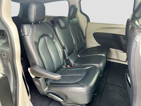 Used 2018 Chrysler Pacifica Touring Plus w/ Tire & Wheel Group image 32