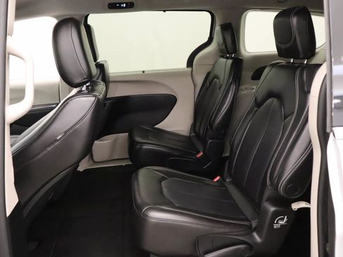 Used 2023 Chrysler Pacifica Touring-L FWD image 17