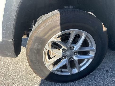 Used 2025 Jeep Grand Cherokee Laredo X image 14