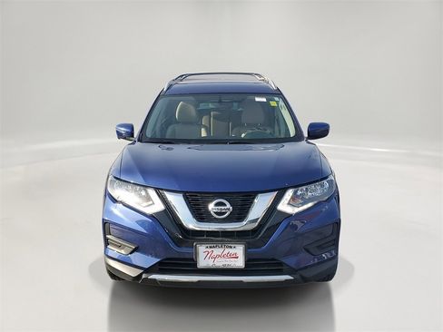 Used 2017 Nissan Rogue SV w/ SV Premium Package image 2