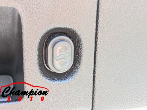 Used 2017 Cadillac Escalade Premium Luxury RWD image 16