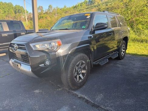 Used 2022 Toyota 4Runner TRD Off-Road AWD/4WD image 2