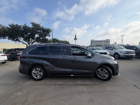 Used 2025 Toyota Sienna Limited AWD/4WD image 4