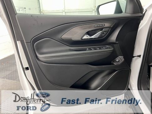 Used 2024 GMC Terrain SLT image 25