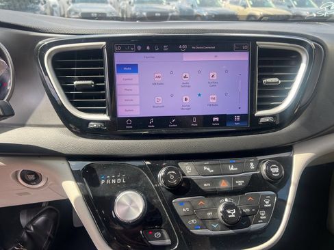 Used 2022 Chrysler Pacifica Touring-L FWD image 16