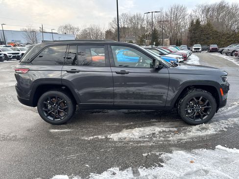 New 2025 Jeep Grand Cherokee Limited w/ Trailer Tow Package AWD/4WD image 7