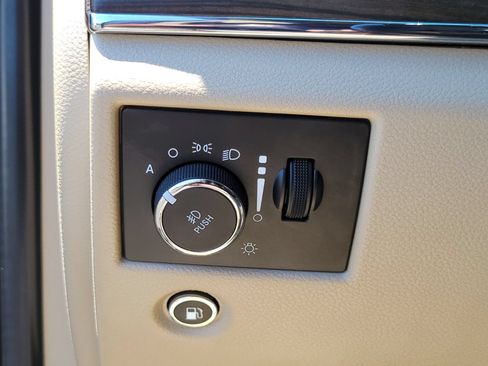 Used 2020 Jeep Grand Cherokee Overland AWD/4WD image 28