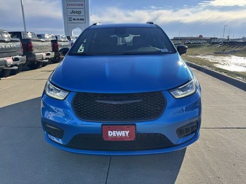 New 2026 Chrysler Pacifica Select w/ S Appearance Package image 2