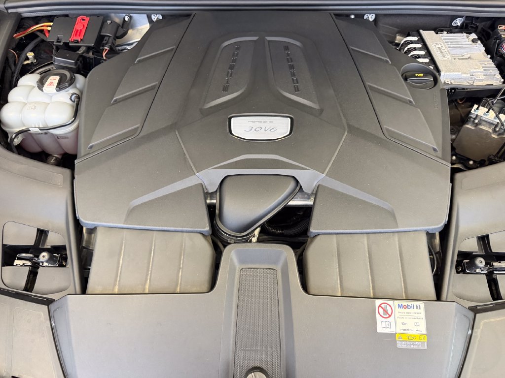 Certified 2023 Porsche Cayenne Coupe AWD/4WD image 26