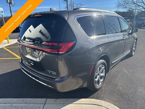 Used 2022 Chrysler Pacifica Limited w/ Uconnect Theater Family Group AWD/4WD image 8