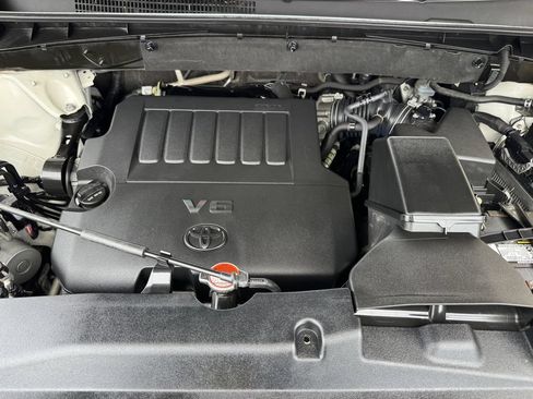 Used 2016 Toyota Highlander XLE AWD/4WD image 11