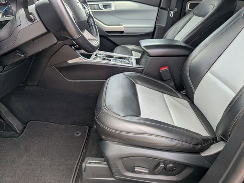 Used 2022 Ford Explorer XLT w/ Equipment Group 202A AWD/4WD image 15