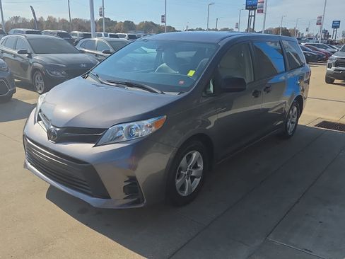 Used 2020 Toyota Sienna L image 5