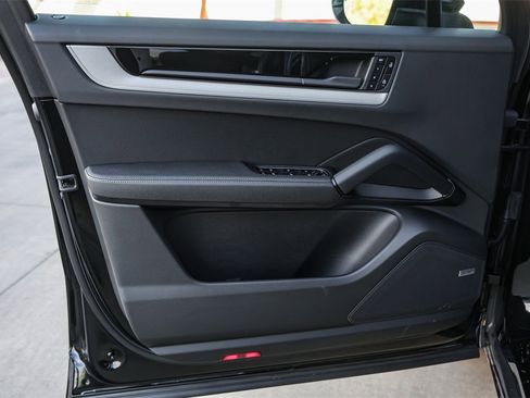 Used 2025 Porsche Cayenne image 22