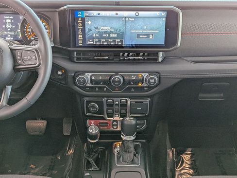 Used 2025 Jeep Wrangler Unlimited Rubicon w/ Convenience Group image 19