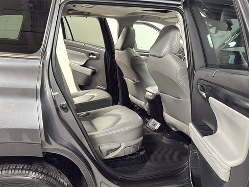 Used 2020 Toyota Highlander XLE image 18