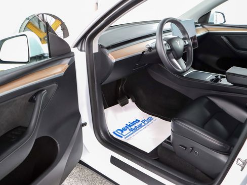 Used 2023 Tesla Model Y Long Range image 3